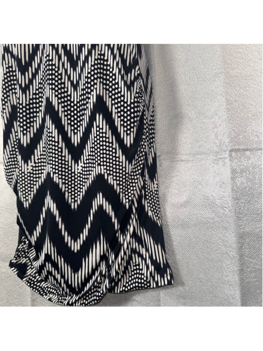 MISA Los Angeles Women's Midi Sheath Dress Size L Black White Chevron Print - Picture 6 of 11